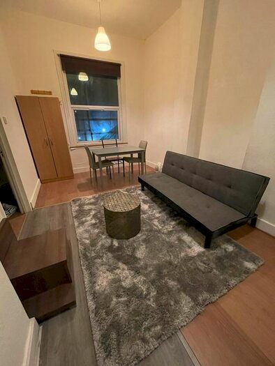 2 Bedroom Flat To Rent In Goldhawk Road, Hammersmith, W12