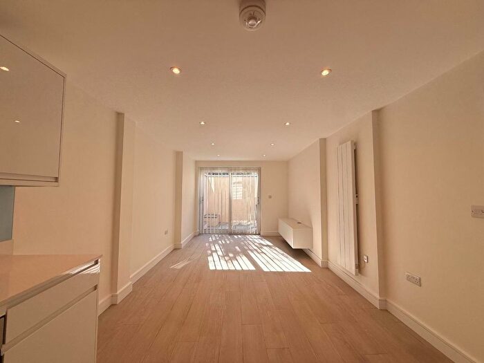 1 Bedroom Flat To Rent In Northfield Avenue, Ealing, London, W13