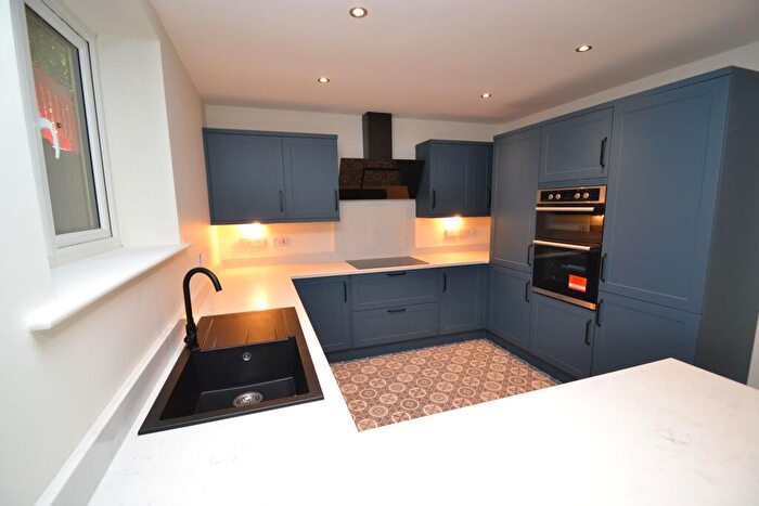 4 Bedroom Detached House For Sale In Brackendale, Thackley, BD10