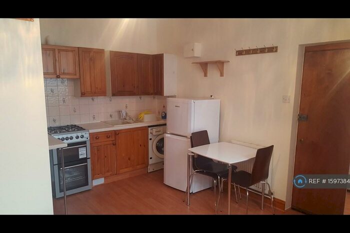 Studio To Rent In Archway Road, London, N19