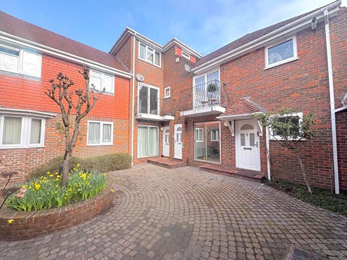 2 Bedroom Flat For Sale In Cherry Tree Close, Farnham, Surrey, GU9