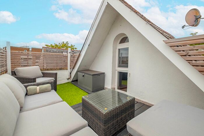 1 Bedroom Flat For Sale In Oak Hill Road, Surbiton, KT6