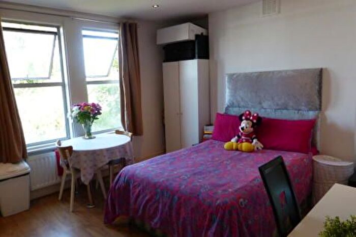 Studio To Rent In London, NW11
