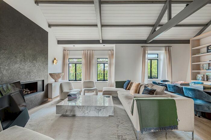 2 Bedroom Flat To Rent In Cadogan Square, London, SW1X