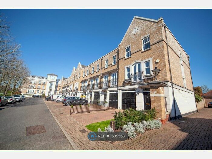 4 Bedroom Semi-Detached House To Rent In St. Martins Lane, Beckenham, BR3