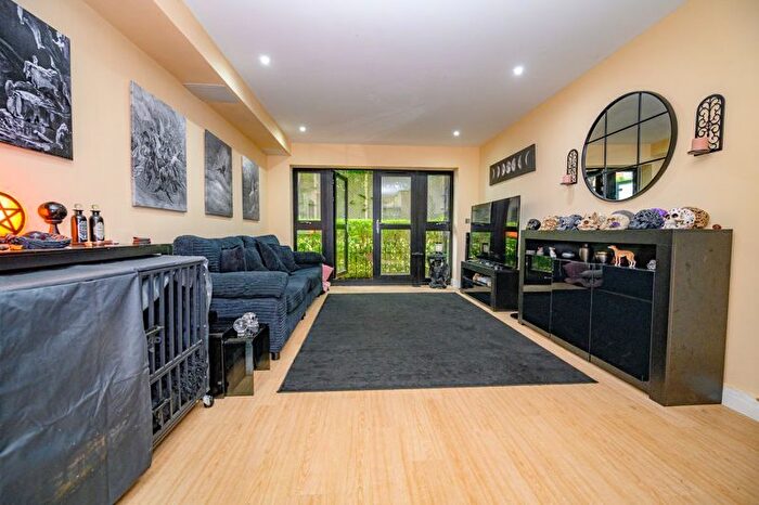 2 Bedroom Flat For Sale In Dakota House, Bessemer Road, Welwyn Garden City, AL7