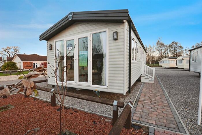 2 Bedroom Park Home For Sale In Lakes Country Park, Ealand, Scunthorpe, DN17