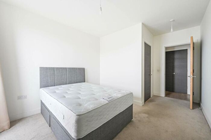 2 Bedroom Flat To Rent In Deauville Close, , Canary Wharf, London, E14