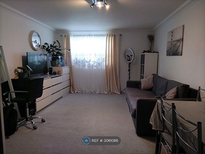 2 Bedroom Flat To Rent In Causton Square, Dagenham, RM10