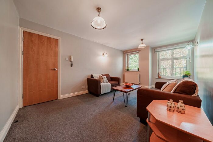 2 Bedroom Property To Rent In Flat, Lowry House, Manchester, M14