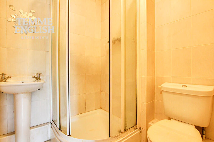 2 Bedroom Flat For Sale In Bridge Road, Wickford, Essex, SS11