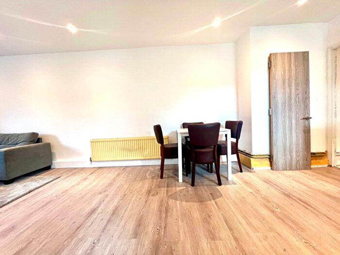 2 Bedroom Flat To Rent In Selborne Gardens, London, NW4