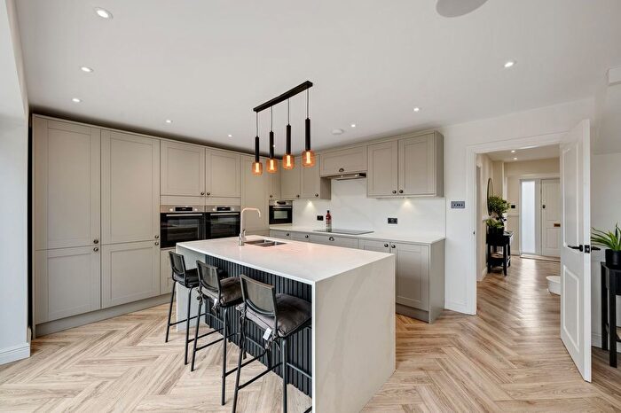 4 Bedroom Semi-detached House For Sale In Helen Close, Dartford, DA1