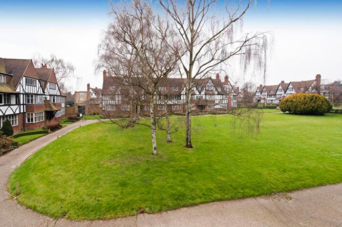 3 Bedroom Flat To Rent In Rutland Court, Queens Drive, West Acton, London, W3