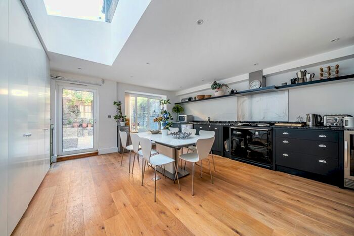 3 Bedroom Flat To Rent In Treadgold Street, London, W11