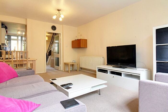 2 Bedroom Flat To Rent In Court Royal, Carlton Drive, SW15