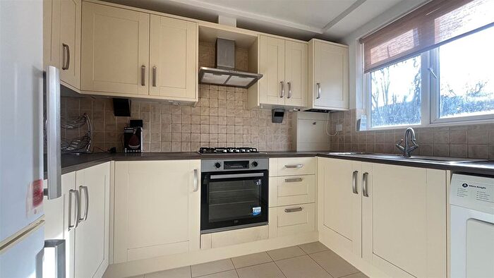 2 Bedroom Flat To Rent In Cedar Gardens, Sutton, SM2