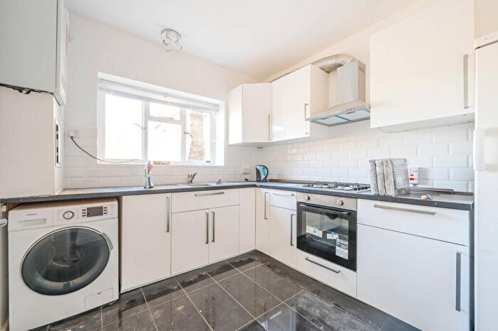 2 Bedroom Flat To Rent In Kerbey Street, Tower Hamlets, London, E14