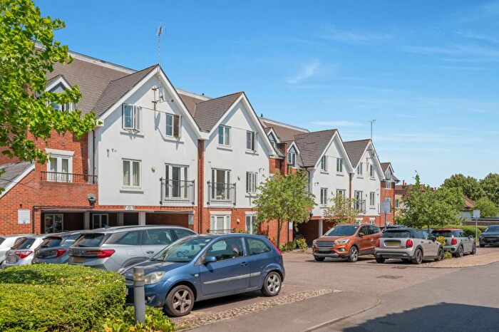 2 Bedroom Apartment For Sale In California Close, Sutton, SM2