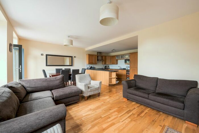 2 Bedroom Flat To Rent In Putney Bridge Road, Wandsworth, London, SW18