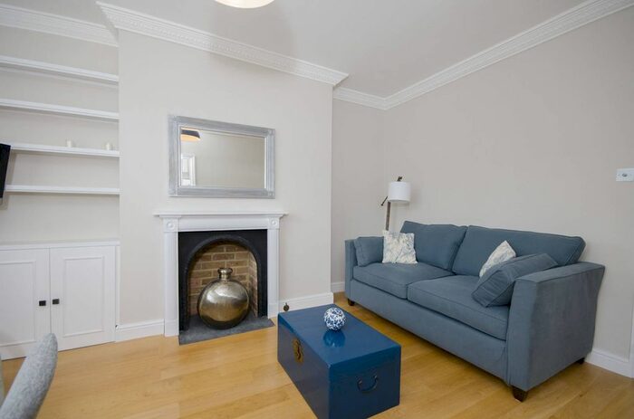 2 Bedroom Flat To Rent In Kempsford Gardens, Earls Court, London, SW5