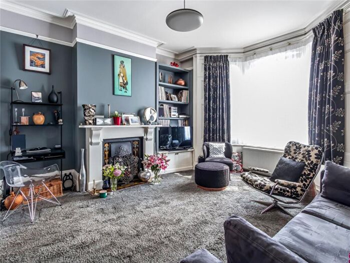 2 Bedroom Apartment For Sale In White Hart Lane, London, N22