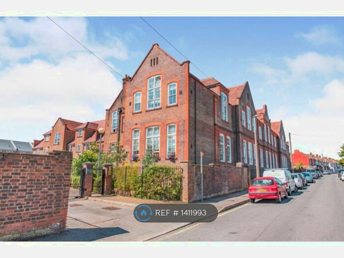 1 Bedroom Flat To Rent In College Yard, Watford, WD24