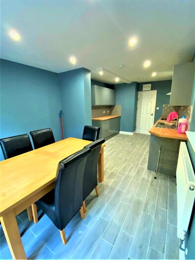 5 Bedroom Semi-Detached House To Rent In Mayors Croft, Coventry, CV4