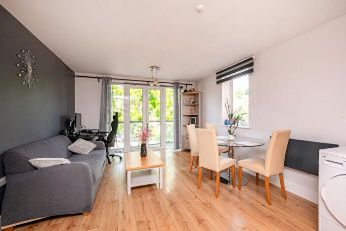 2 Bedroom Apartment To Rent In Millgate, High Wycombe, HP11