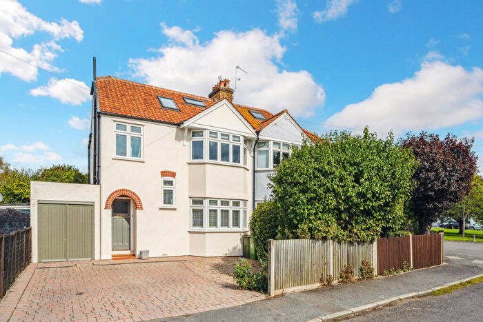 4 Bedroom Semi-Detached House To Rent In Brampton Gardens, Walton-on-thames, KT12