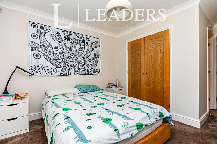 2 Bedroom Flat To Rent In Cross Lanes, GU1
