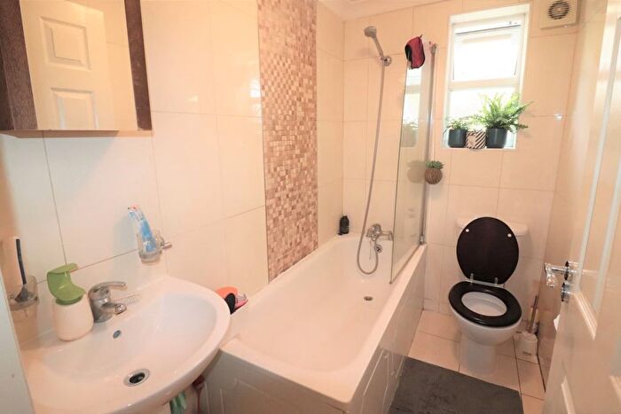 2 Bedroom Flat To Rent In George Lane, London, SE13