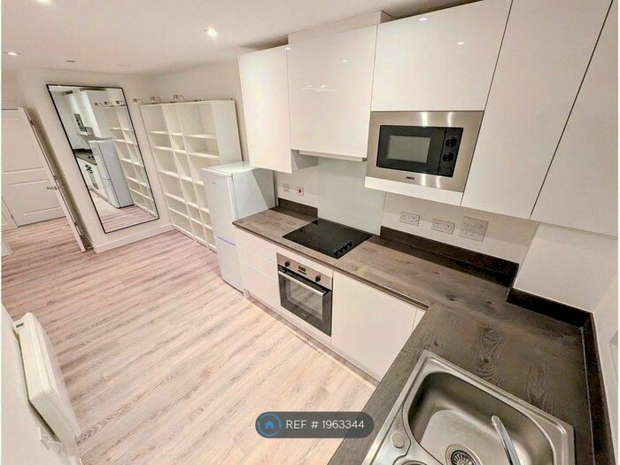 2 Bedroom Flat To Rent In Fox House, Derby, DE1