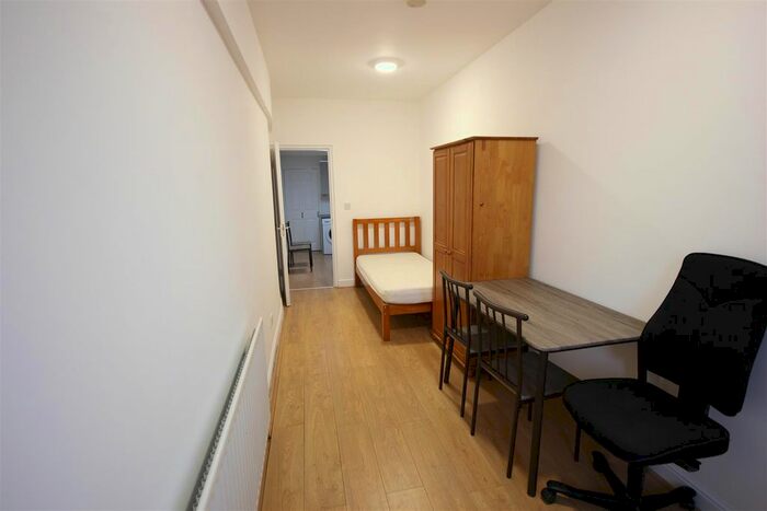 Studio To Rent In Derwent Avenue, London, NW7