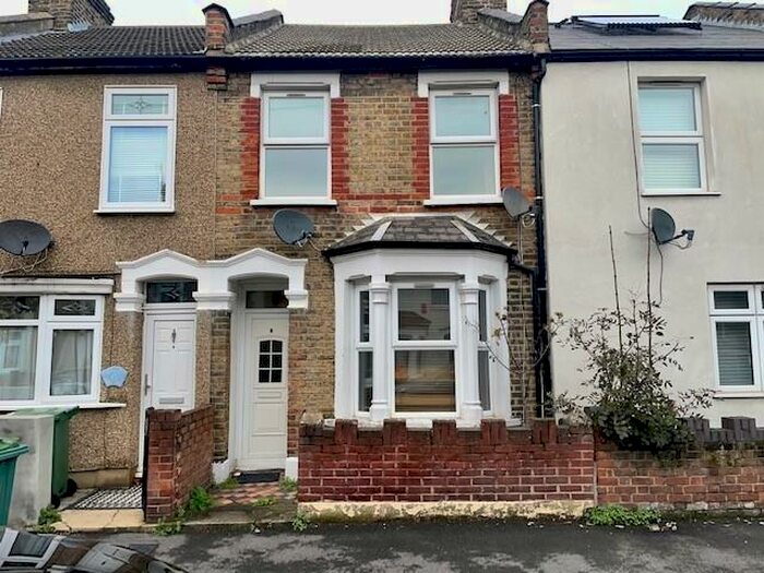 2 Bedroom House To Rent In Selby Road, Plaistow, E13
