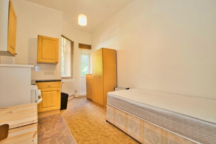 Flat To Rent In Willesden Lane, London, NW2