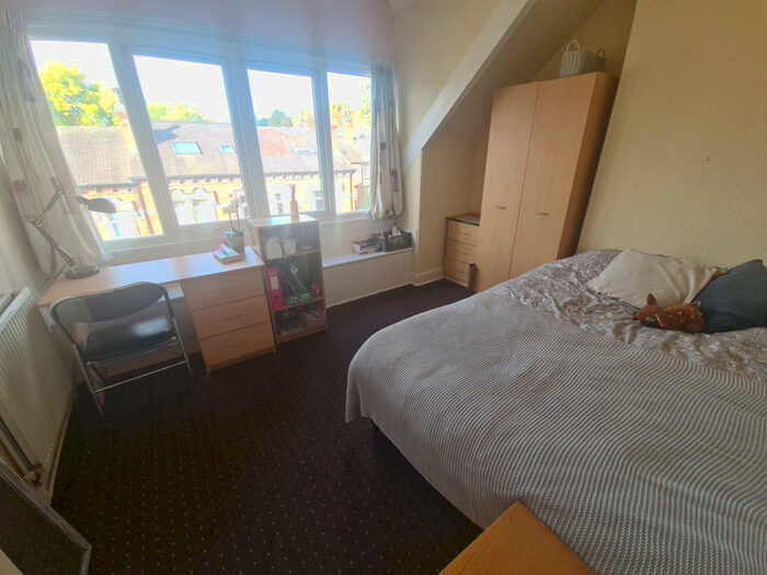 6 Bedroom Flat To Rent In Regent Park Avenue, Leeds, LS6