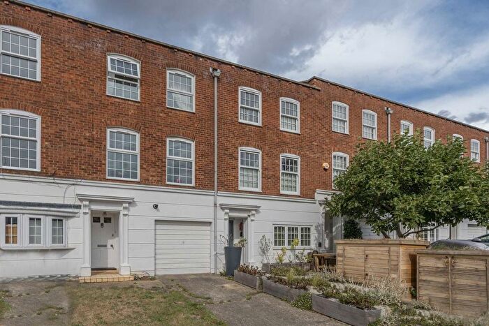 4 Bedroom Property To Rent In Regal Close, Ealing, W5