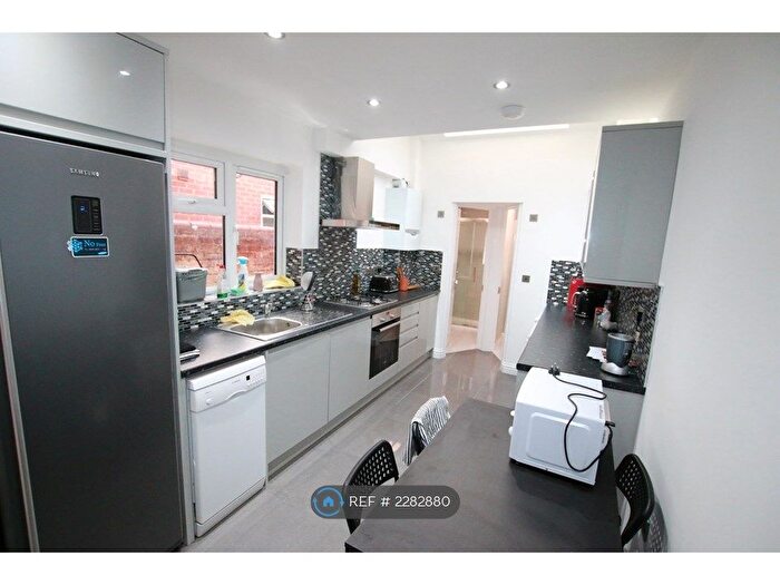 6 Bedroom Terraced House To Rent In Grange Avenue, Reading, RG6