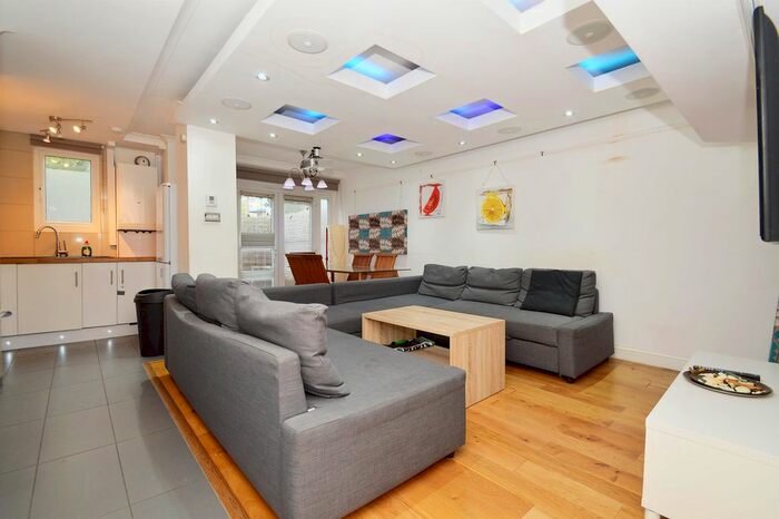 4 Bedroom Maisonette To Rent In Moody Street, London, E1