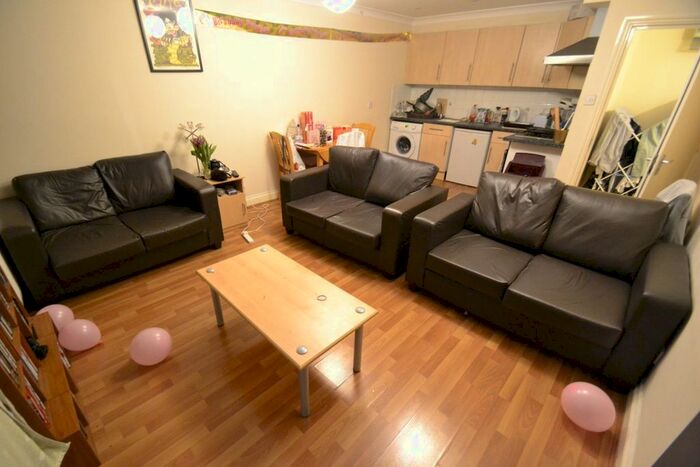 2 Bedroom Maisonette To Rent In Hardy Passage, London N22