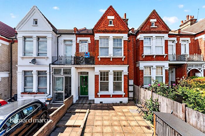 3 Bedroom Flat For Sale In Mitcham Lane, London, SW16