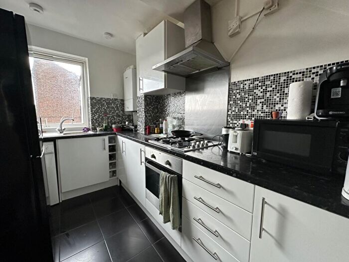 3 Bedroom Flat To Rent In Detling House ( Bed With Living Room), SE17