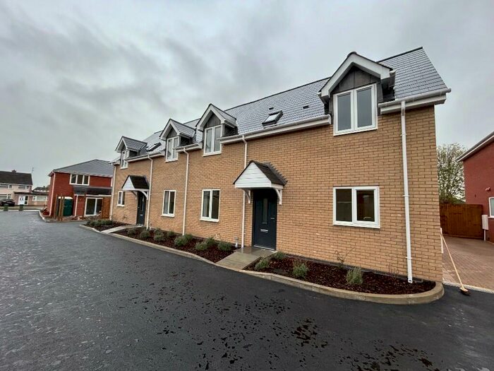 3 Bedroom Semi-Detached House To Rent In Two Hedges Road, GL52