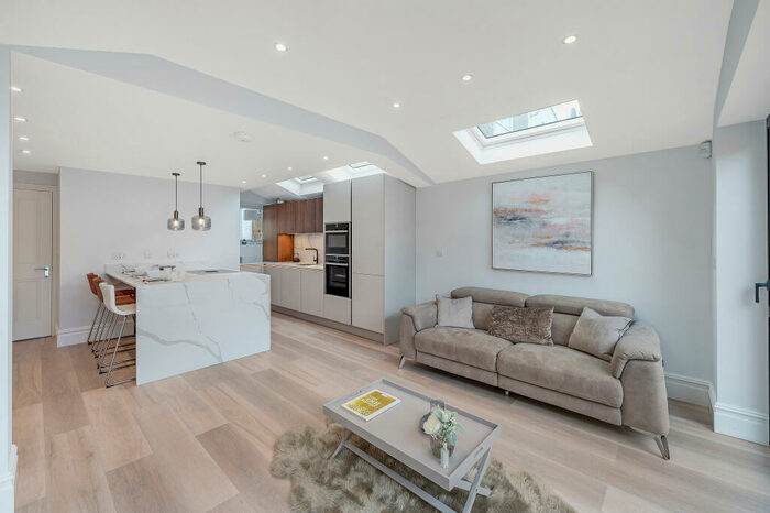 2 Bedroom Apartment To Rent In Ravenswood Road, London, SW12