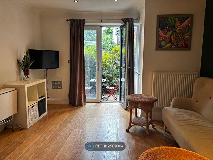 1 Bedroom Flat To Rent In Kingsdown Point, London, SW2