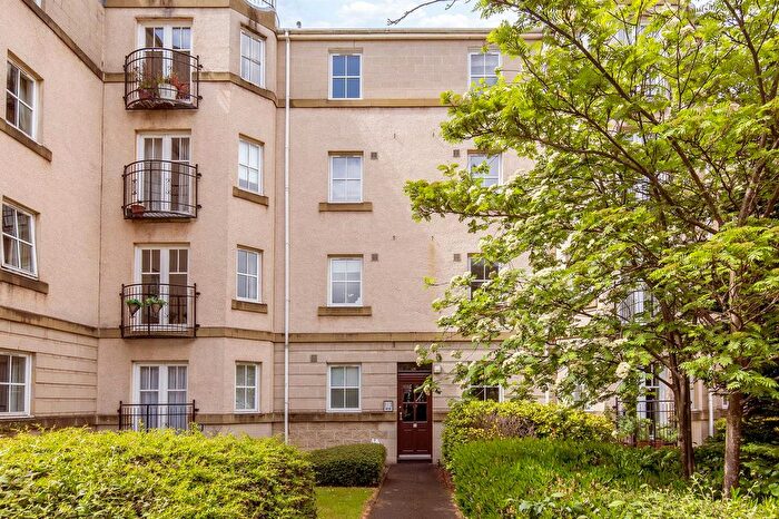 2 Bedroom Flat For Sale In Huntingdon Place, Edinburgh, EH7