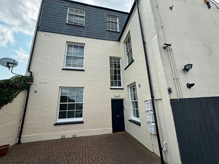 2 Bedroom Flat To Rent In Mitre Court, Taunton, TA1