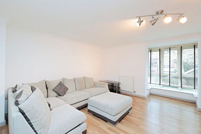 2 Bedroom Flat For Sale In Wharf Way, Hunton Bridge, Kings Langley, WD4