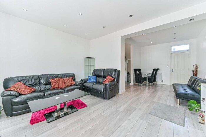 3 Bedroom End Of Terrace House To Rent In Crunden Road, South Croydon, CR2